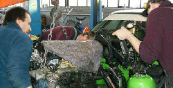 Einbau des Motors in den BMW M3