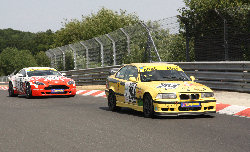 Karl-Heinz Warum im gelben BMW M3 vor dem Mathol Aston Martin