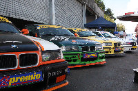 Die OGRT-Rennwagen vor dem Hangar