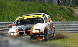 Kontakt mit der Leitplanke